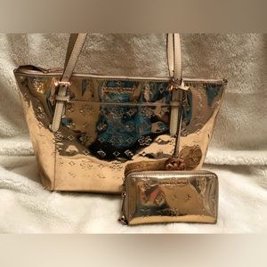 Michael Kors purse and matching wallet. 💯 authentic.